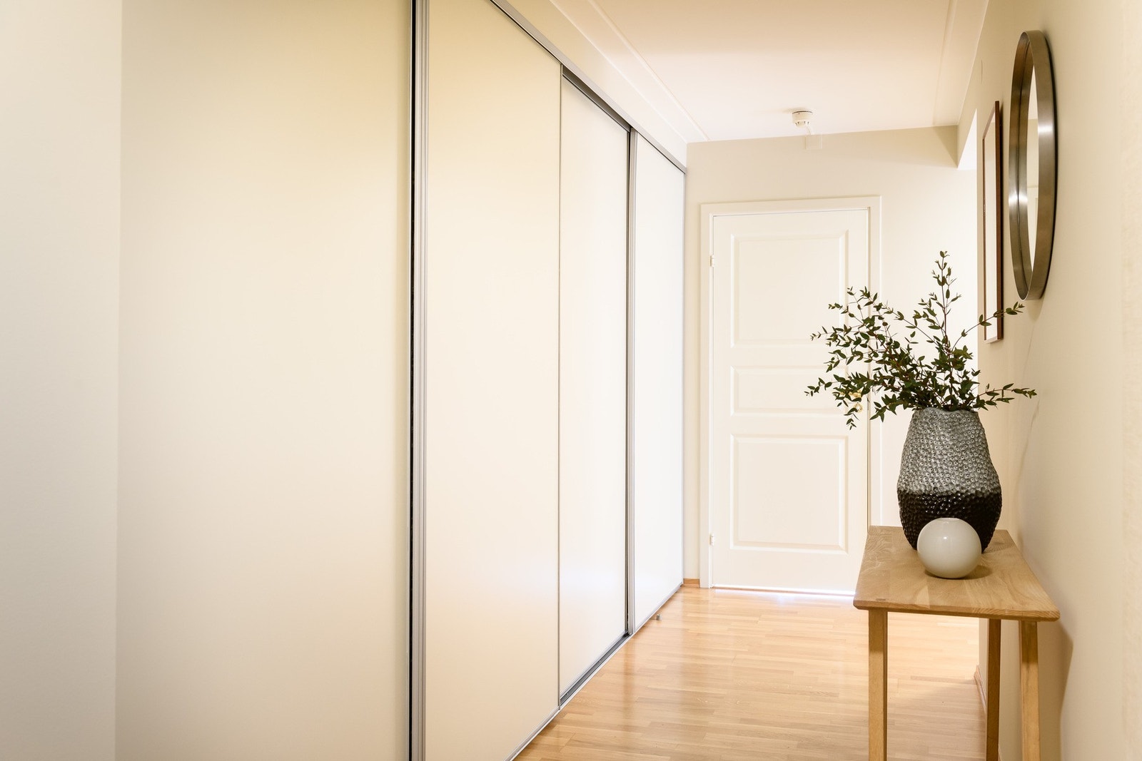 God plass til yttertøy og en praktisk skyvedørsgarderobe. Galleribilde