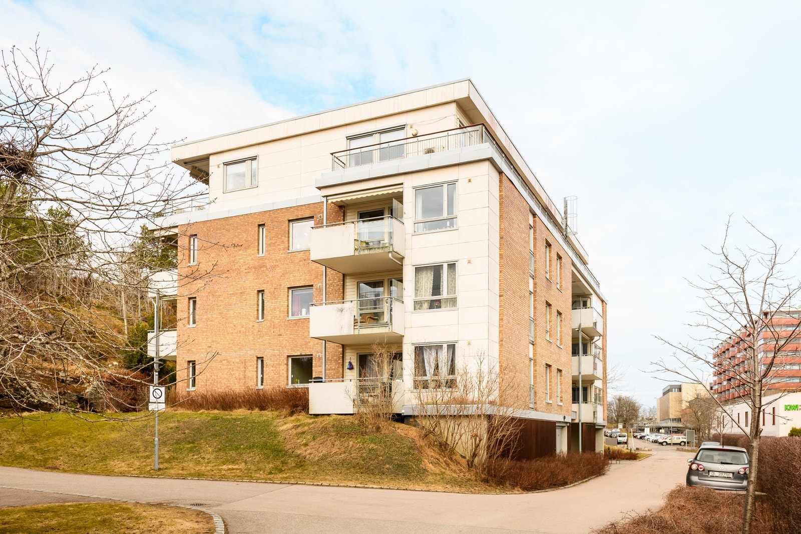Det medfølger en utendørs parkeringsplass. Galleribilde