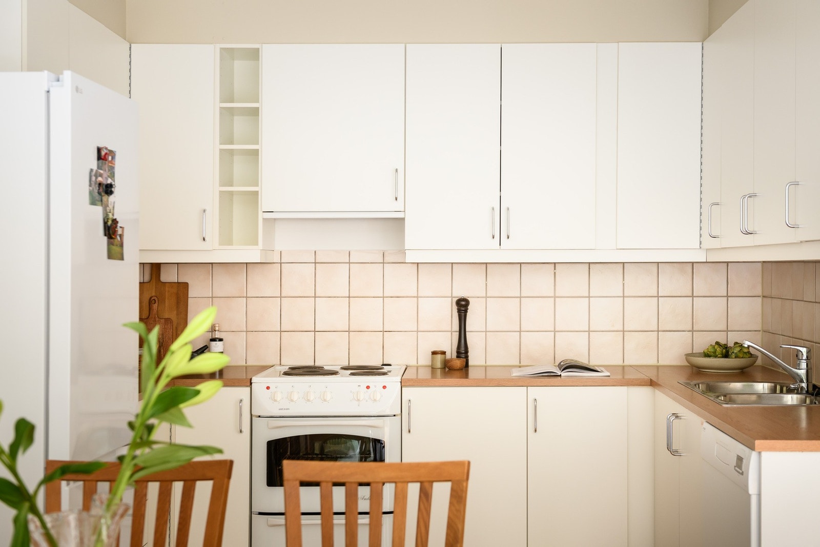 Innredningen er velholdt med folierte fronter, laminert benkeplate og fliser over benk. Det er opplegg for oppvaskmaskin, avtrekksvifte med kanal ut og waterguard i benkeskapet. Varmtvannsberederen ble skiftet i 2015. Galleribilde