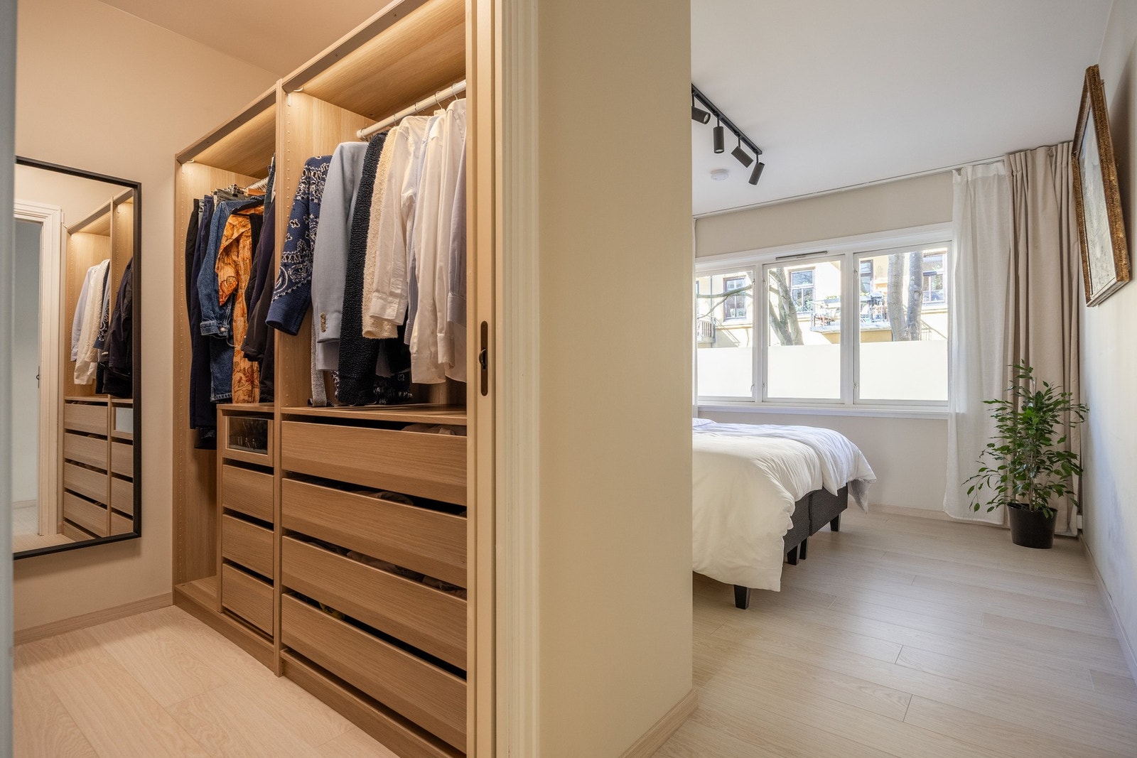 Rikelig med oppbevaringsplass i stor walk-in garderobe med medfølgende innredning. Galleribilde