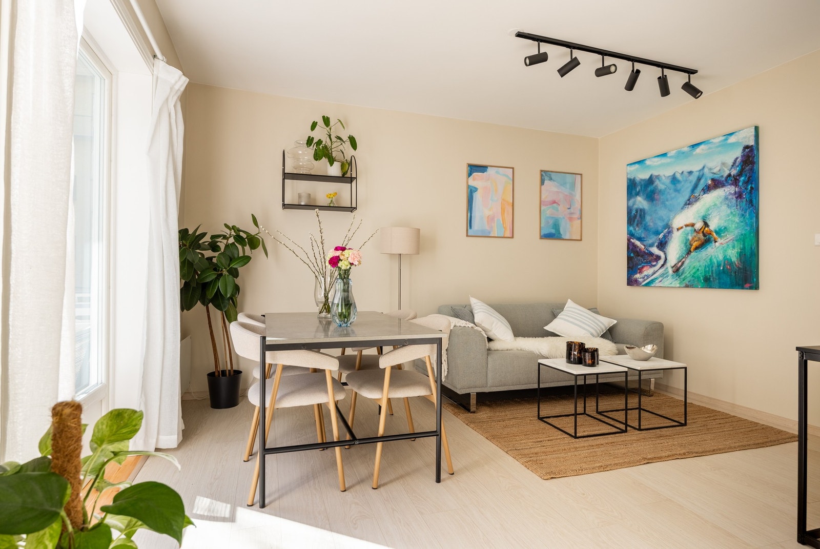 Her har man plass til både TV-krok og spisestue. Galleribilde