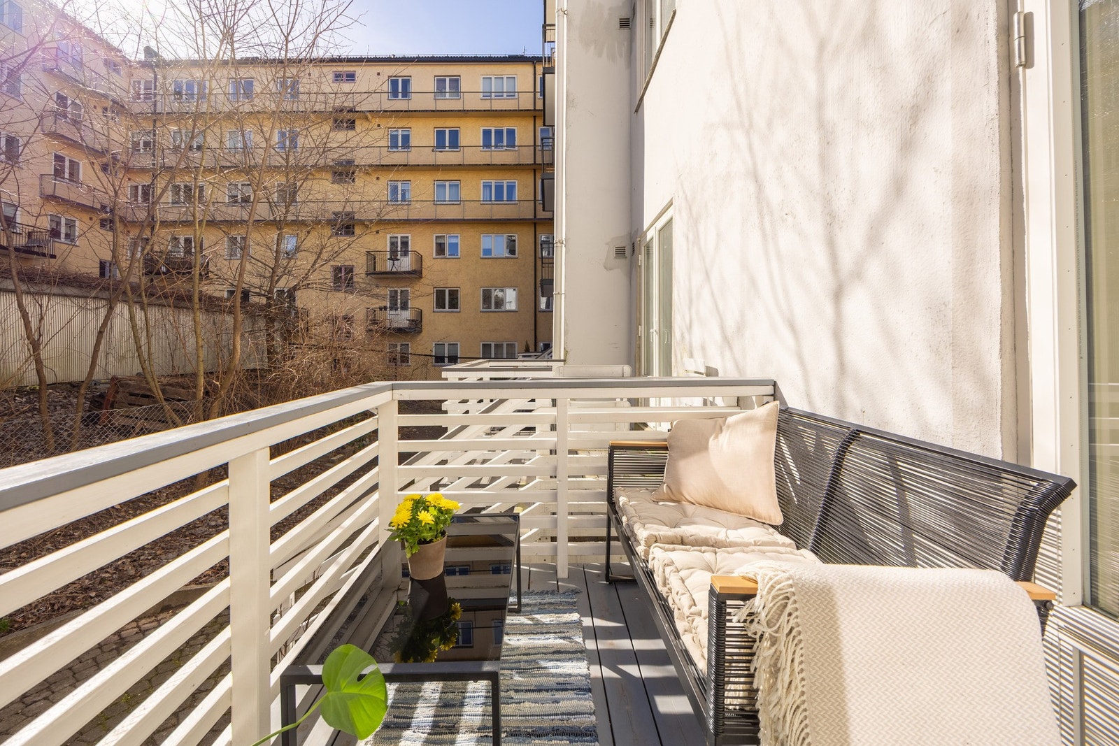 Leiligheten har en herlig terrasse på 5 kvm med direkte adkomst til bakgården. Det er god plass til loungemøbler. Galleribilde