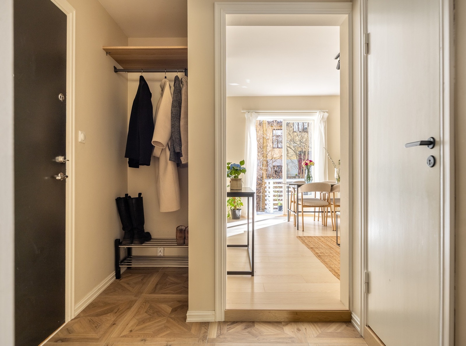 Funksjonell entré med plass for klesoppheng og oppbevaring av sko. Galleribilde