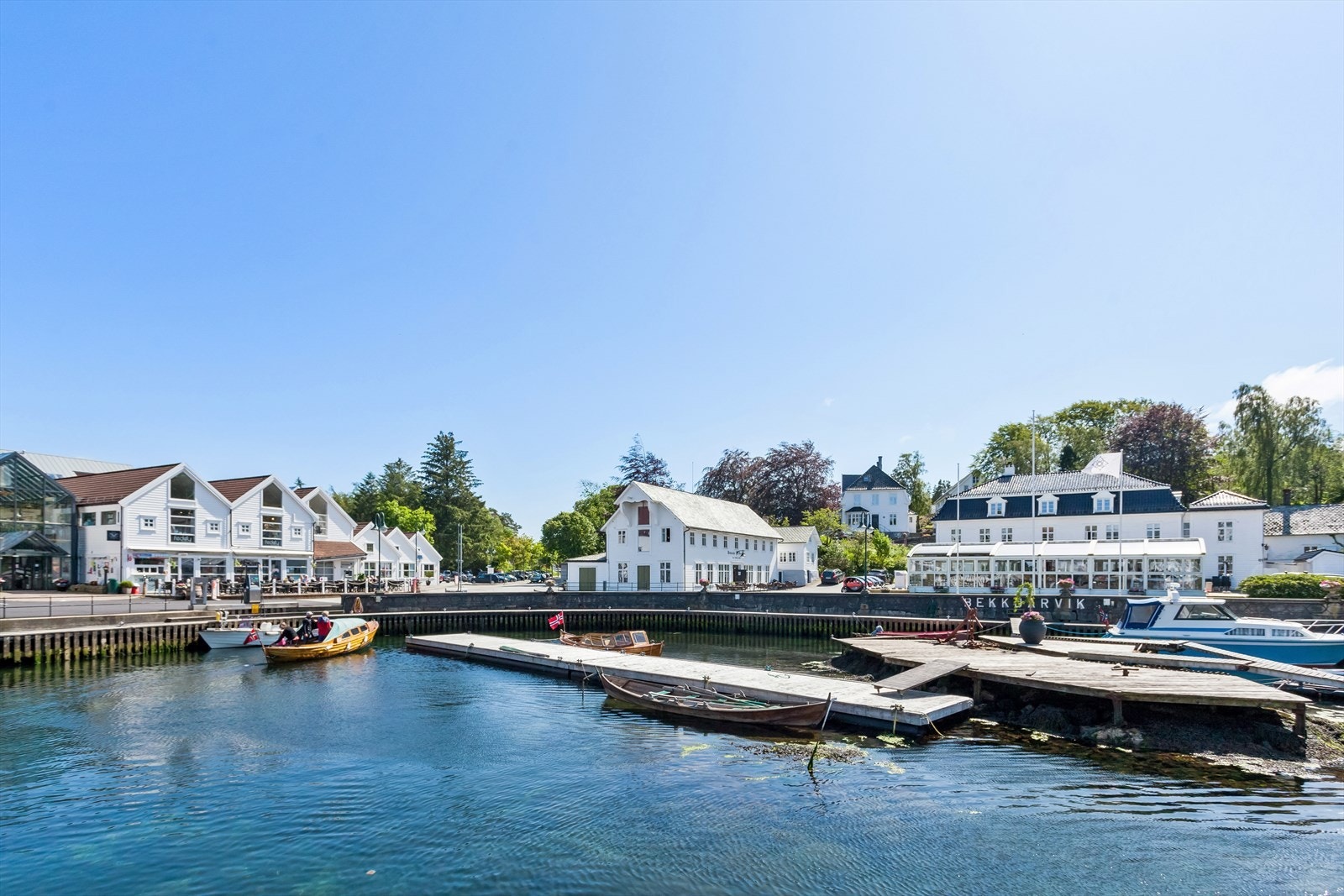 Fra eiendommen ca. 5 minutter til populære Bekkjarvik m/det meste av servicetilbud og fasiliteter. Galleribilde