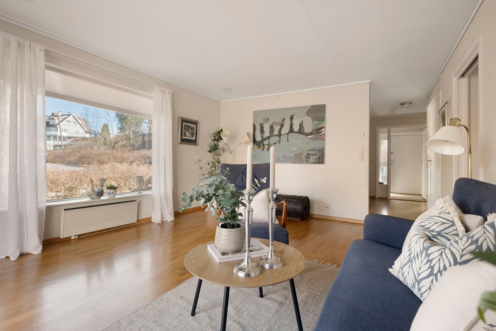 Rommet har også plass til en større spisegruppe om ønskelig. Galleribilde