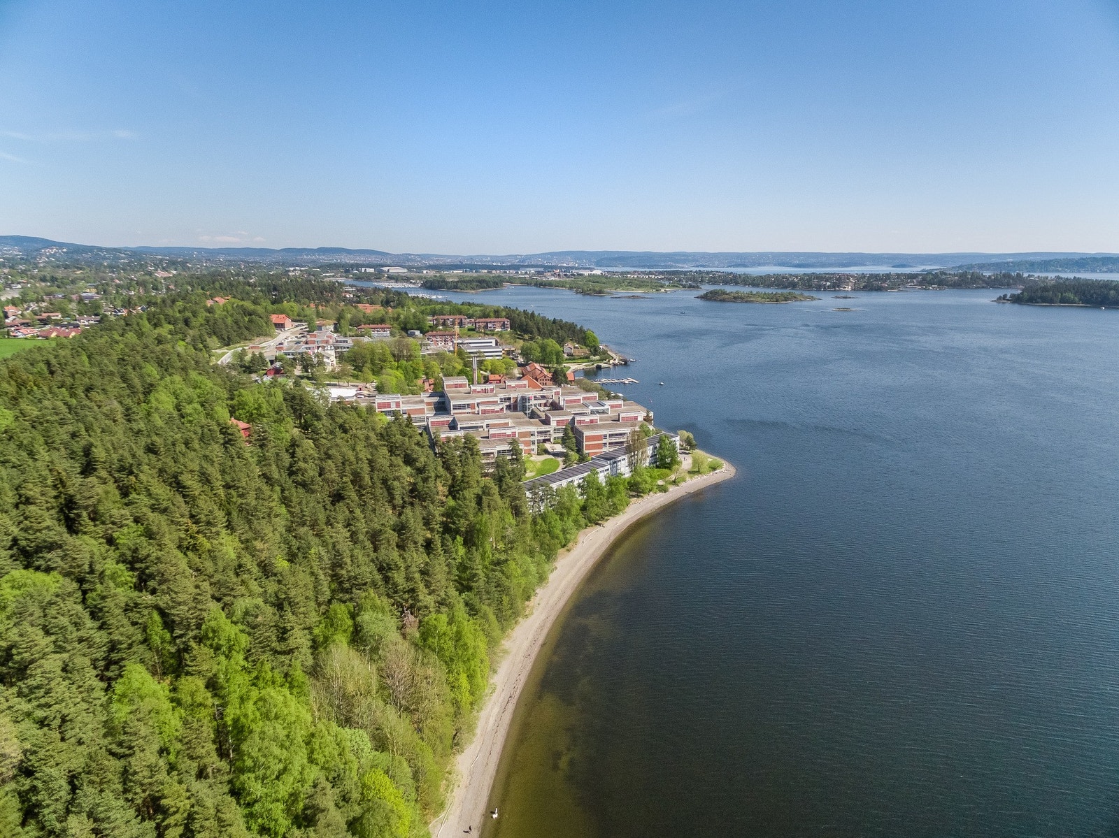 Det Norske Veritas har hatt sitt hovedkvarter på Høvik siden 1976. Bygningsmassen er anerkjent for sine arkitektoniske kvaliteter. Galleribilde