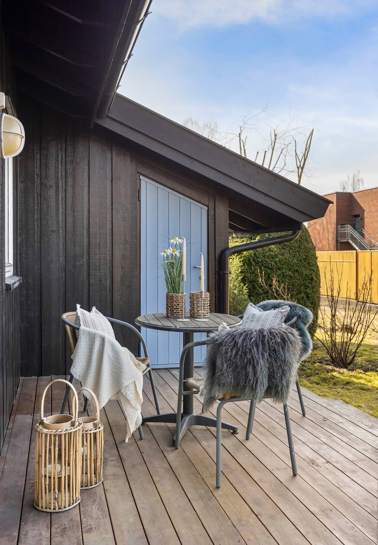 Ved terrassen er det en ekstern bod på ca. 2 m² med plass til redskaper og annet utstyr. Galleribilde
