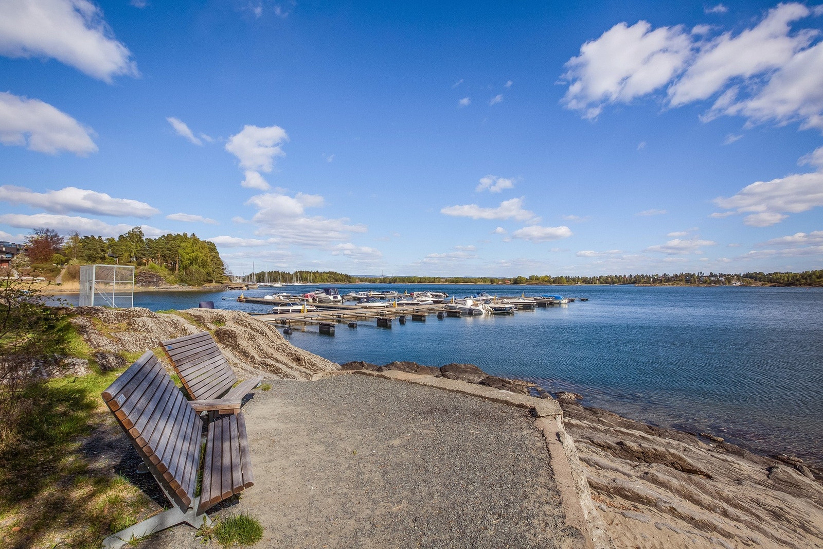 Det er kort avstand til populære badeplasser ved Høvikodden, Holtekilen og Veritasområdet - perfekt for varme sommerdager. Galleribilde