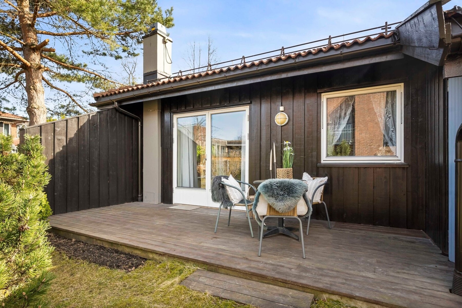 Fra stuen er det utgang til terrasse og hage, hvor solen kan nytes fra ca. kl. 17 og utover kvelden på sommerstid. Galleribilde