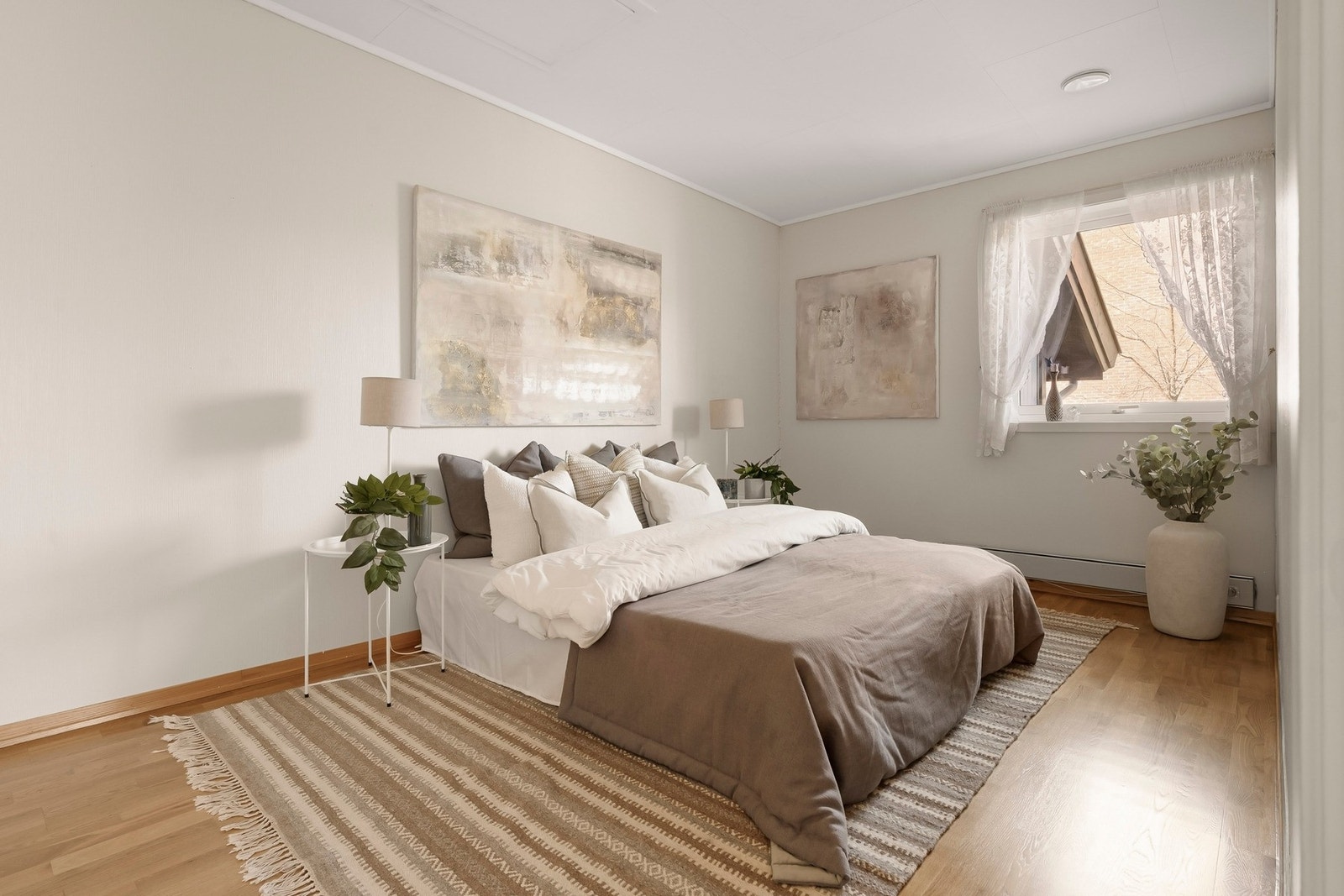 Romslig hovedsoverom med god plass til dobbeltseng og store garderobeskap. Galleribilde
