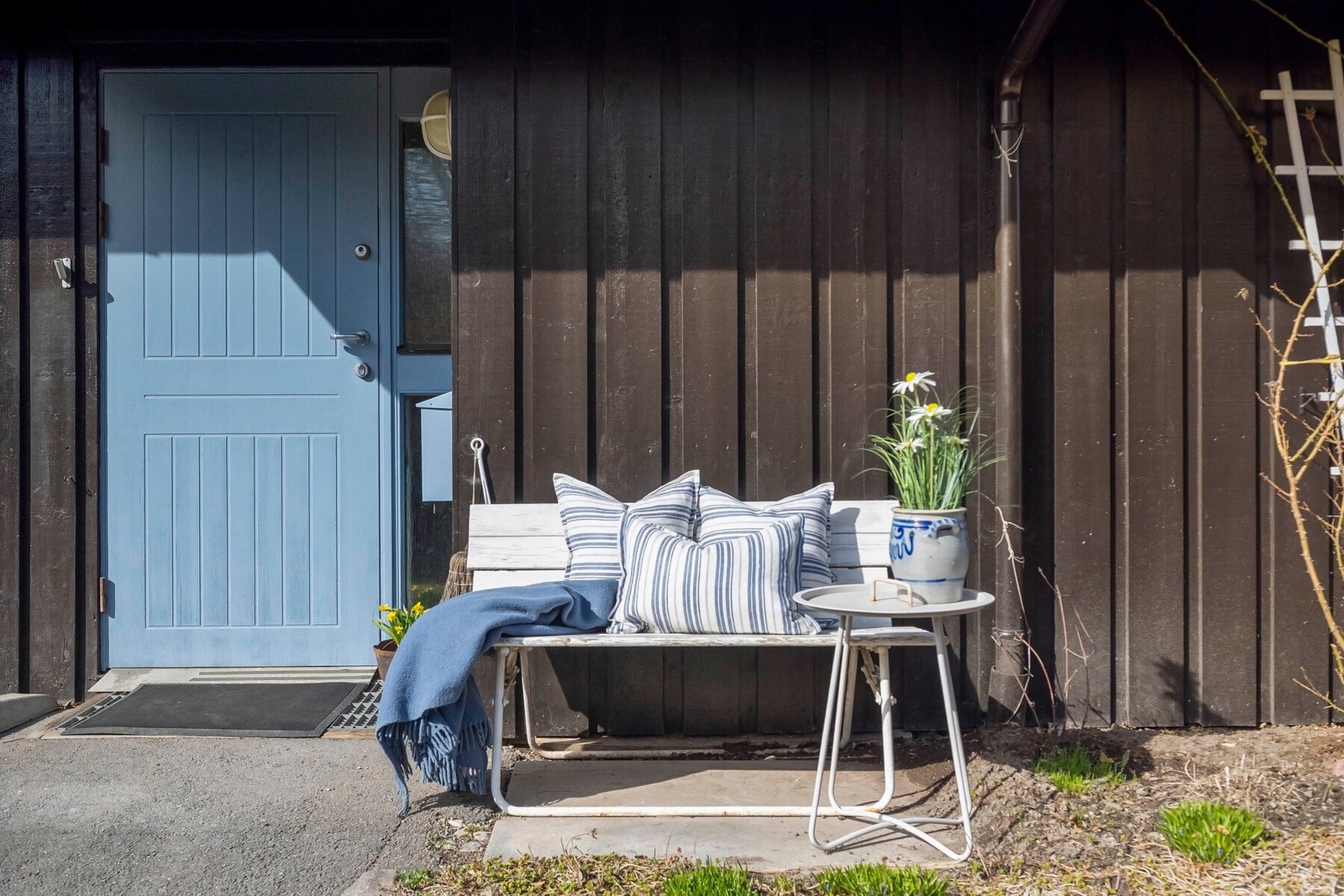 På forsiden av boligen kan solen nytes fra morgen til ca. kl 16 på sommerstid. Galleribilde