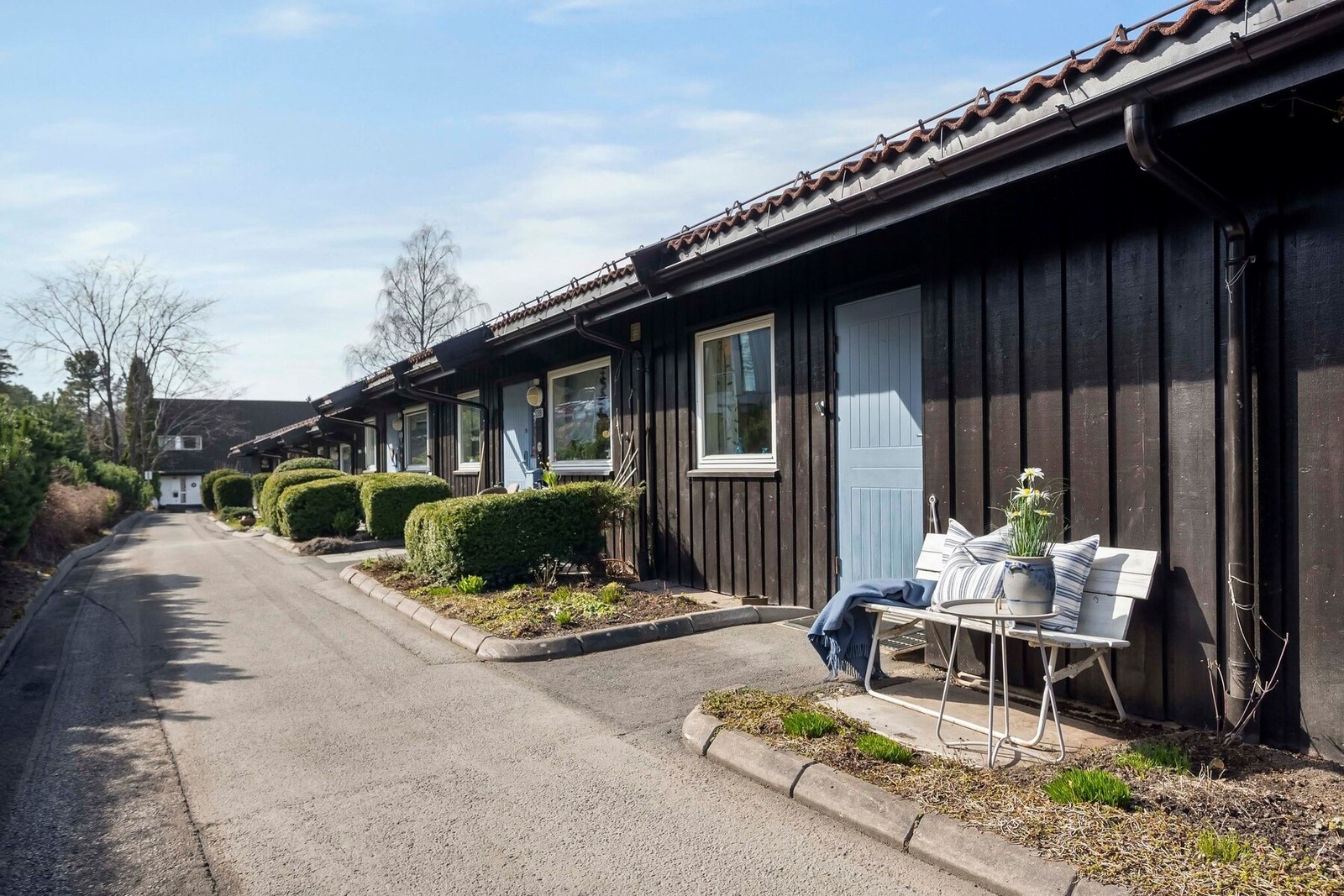 Her får du solrike uteplasser på begge sider av boligen - perfekt for å nyte solen fra morgen til kveld Galleribilde