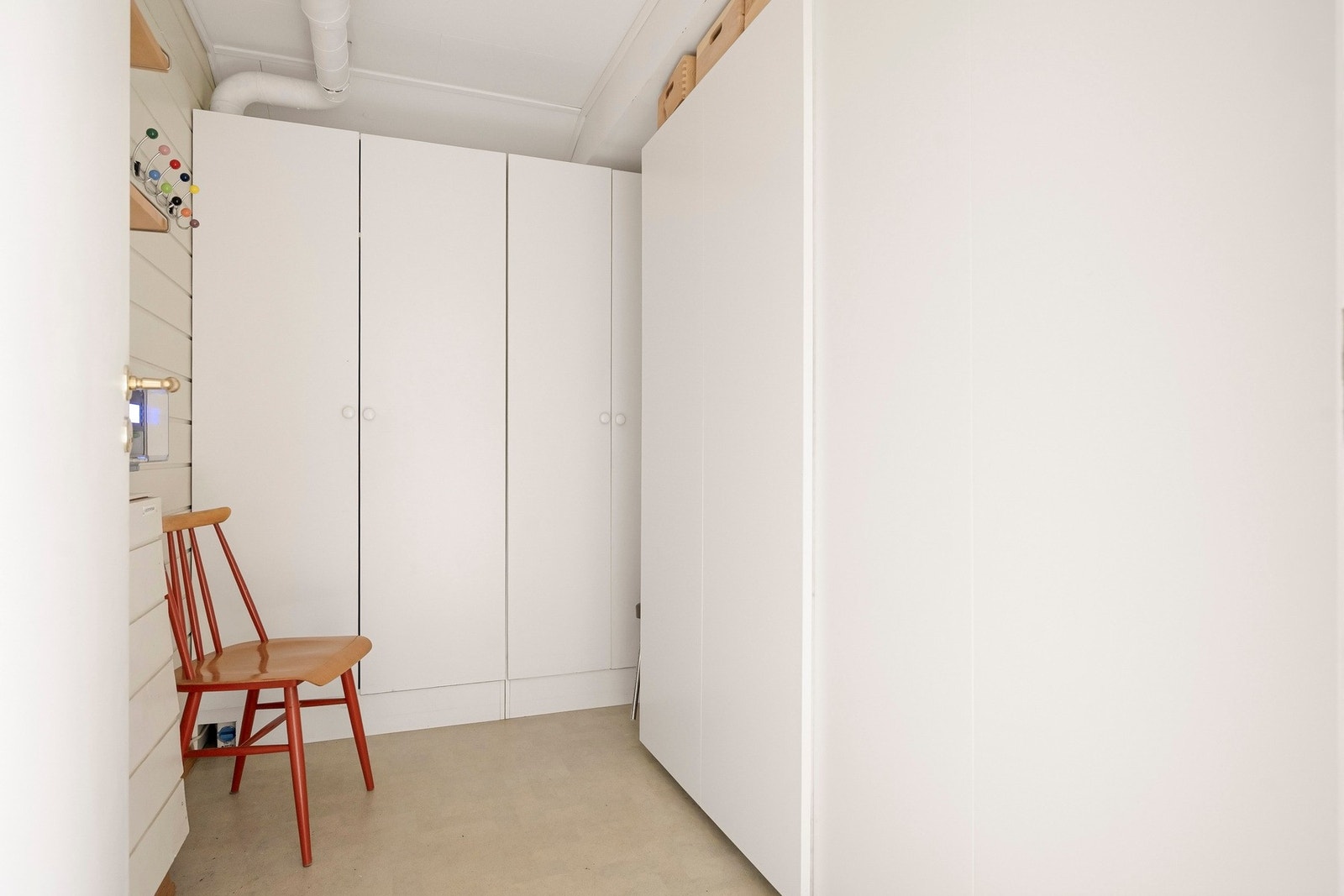 I tilknytning til entréen finner du en romslig innvendig bod med gode oppbevaringsmuligheter i garderobeskap. Galleribilde