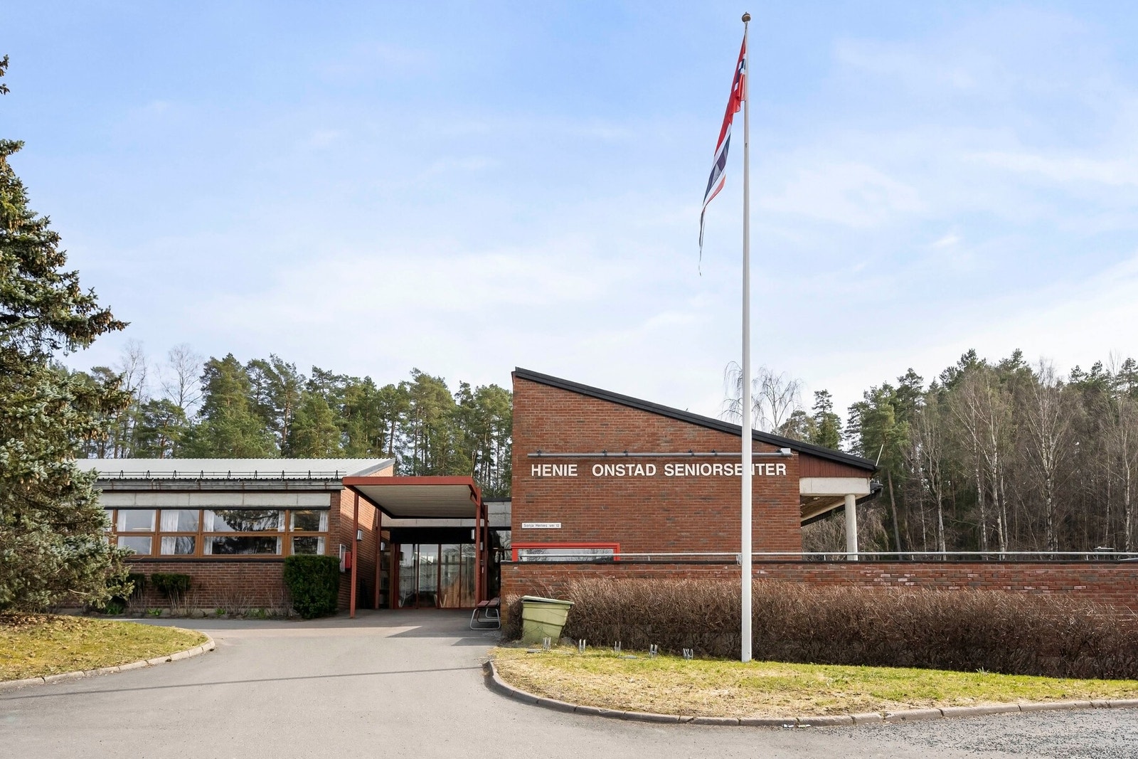 Henie-Onstad Seniorsenter ligger kun få minutters gange fra boligen og er et svært populært tilbud for beboerne i Solvikveien. Galleribilde