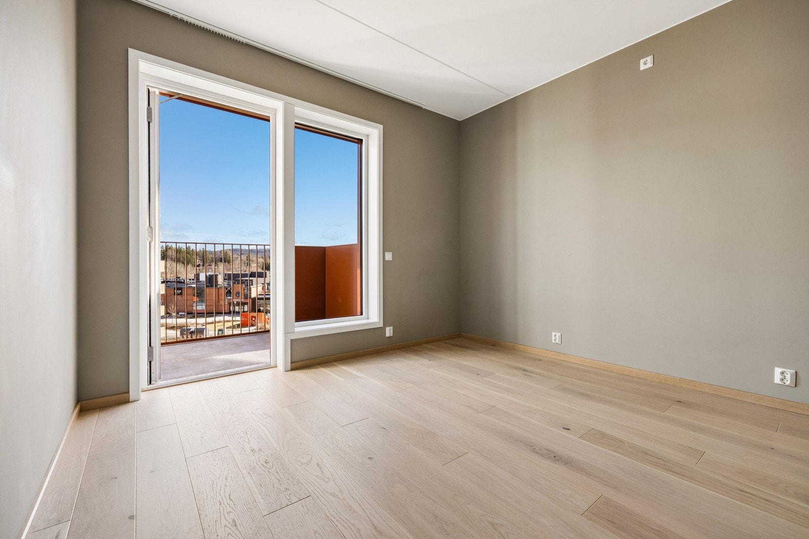 Hovedsoverommet har utgang til balkong på 4 kvm som vender inn mot borettslagets fellesområde. Galleribilde