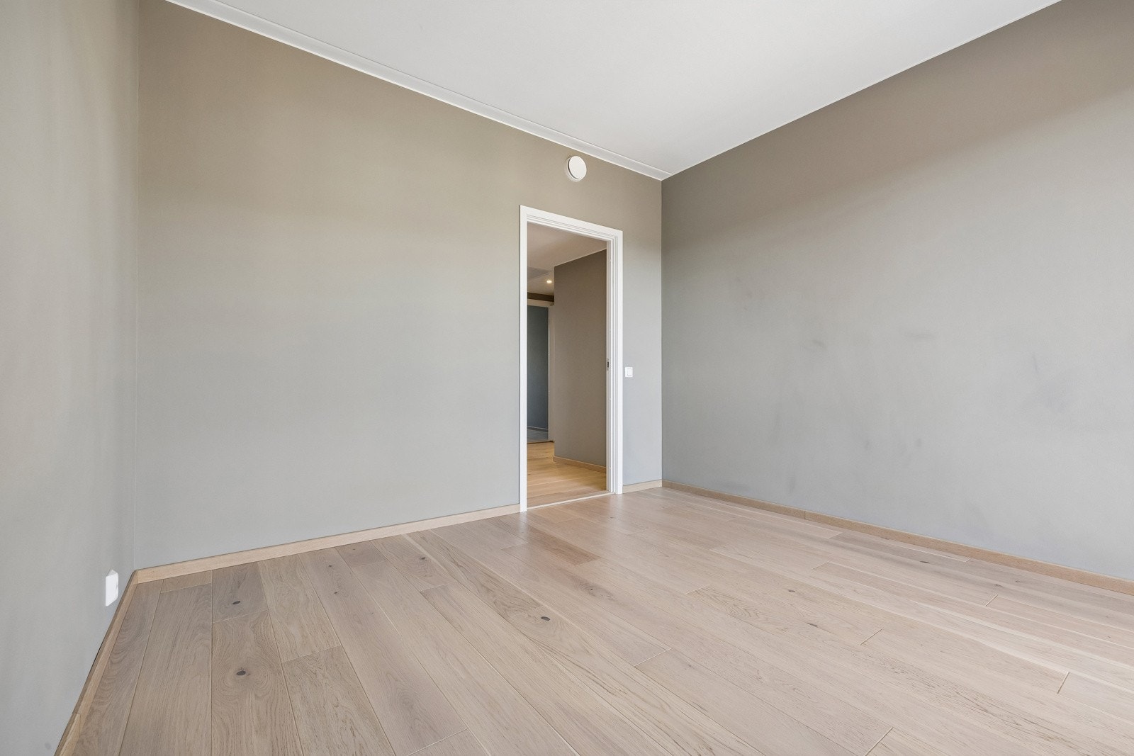 Hovedsoverommet er av god størrelse med god plass til dobbelseng og tilhørende møblement. Galleribilde