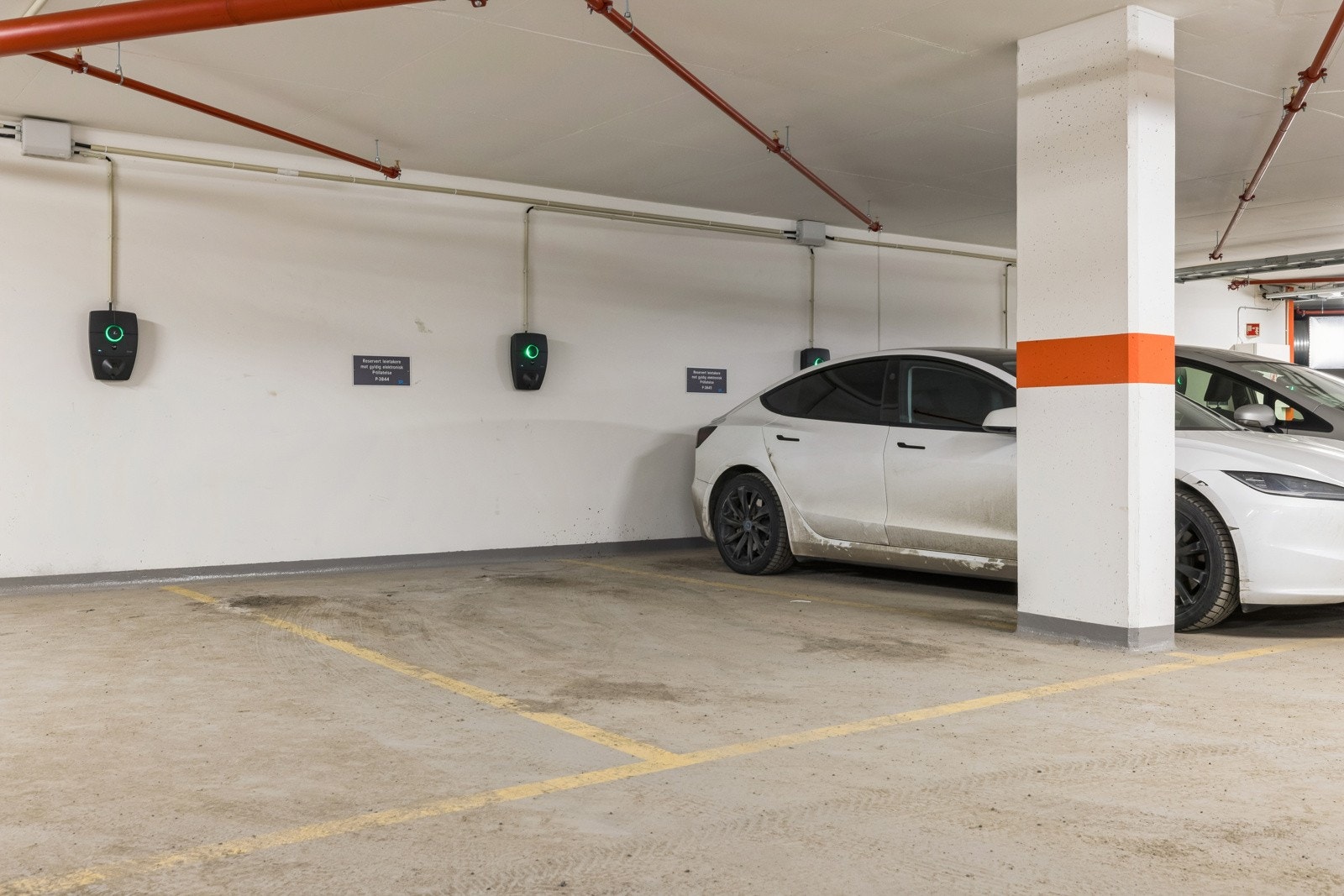 Det følger 1 garasjeplass med elbillader med leiligheten. Heis direkte fra leilighetens etasje til garasjekjeller. Galleribilde