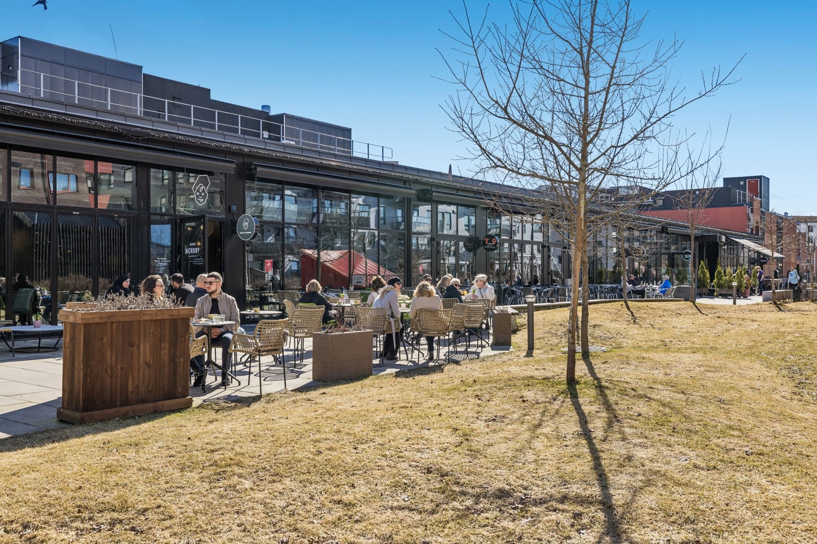 Idyllisk og familievennlig område med kort vei til alt fra senter til buss, tog og t-bane. Galleribilde