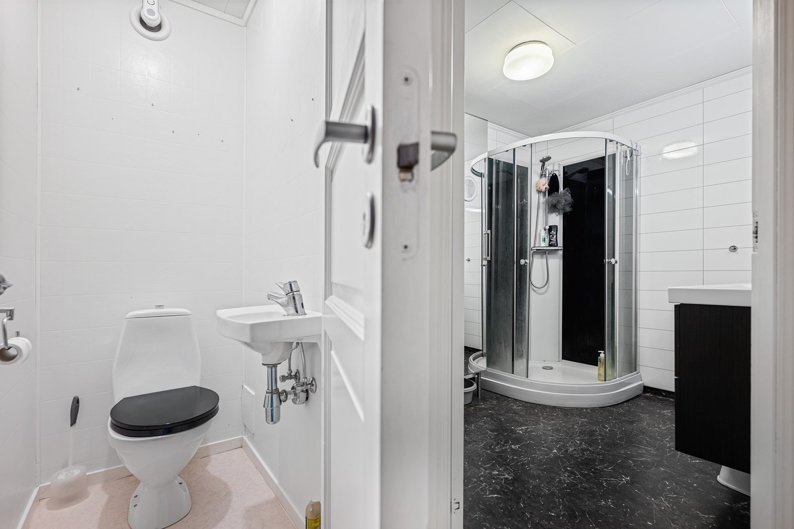Praktisk toalettrom i tilknytning badet. Galleribilde