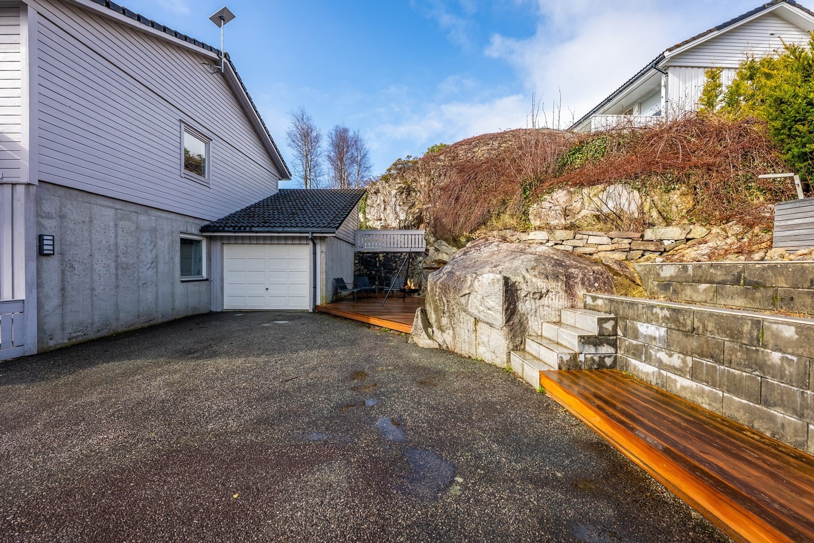Egen garasje samt trivelig uteplass tilhørende leiligheten. Galleribilde