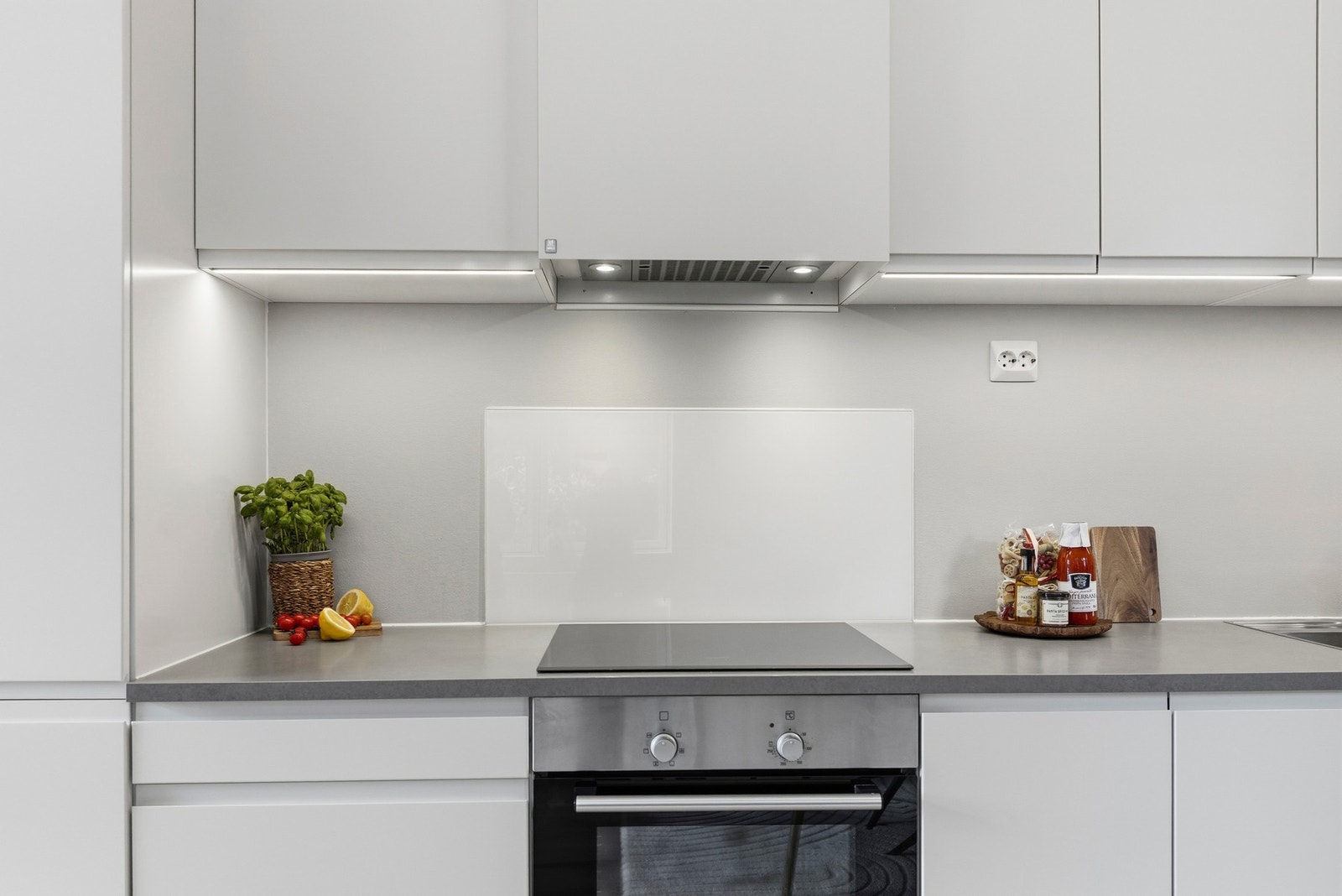 - Integrerte hvitevarer med innfelt platetopp i benkeplate, oppvaskmaskin, komfyr og kjøl/frys. Komfyrvakt og lekkasjesikring er innstallert. Kjøkkenventilator er tilkoblet byggets ventilasjonsanlegg - Galleribilde