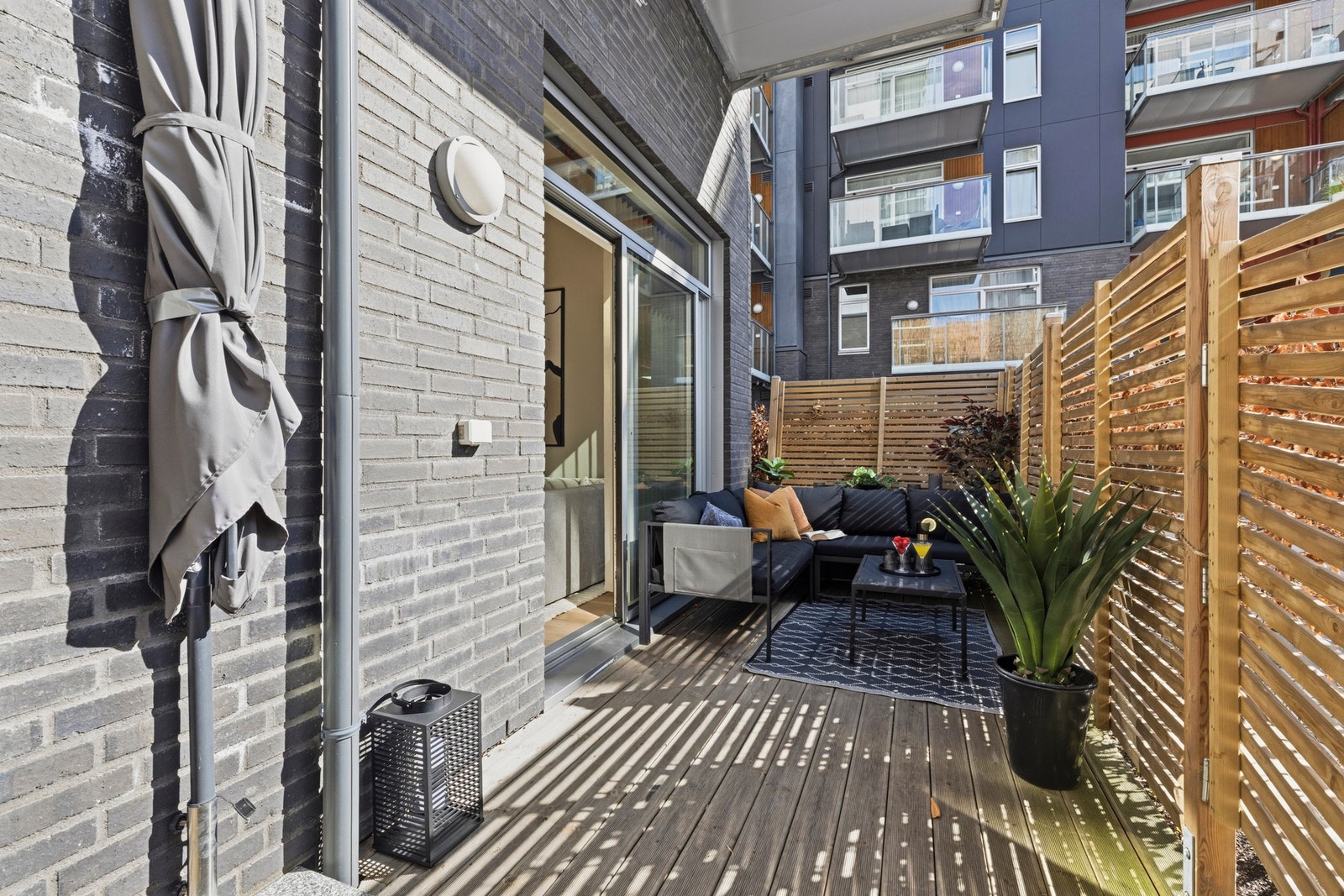 - Det er lagt terrassebord på tilfarere. Belysning og stikkontakt - Galleribilde