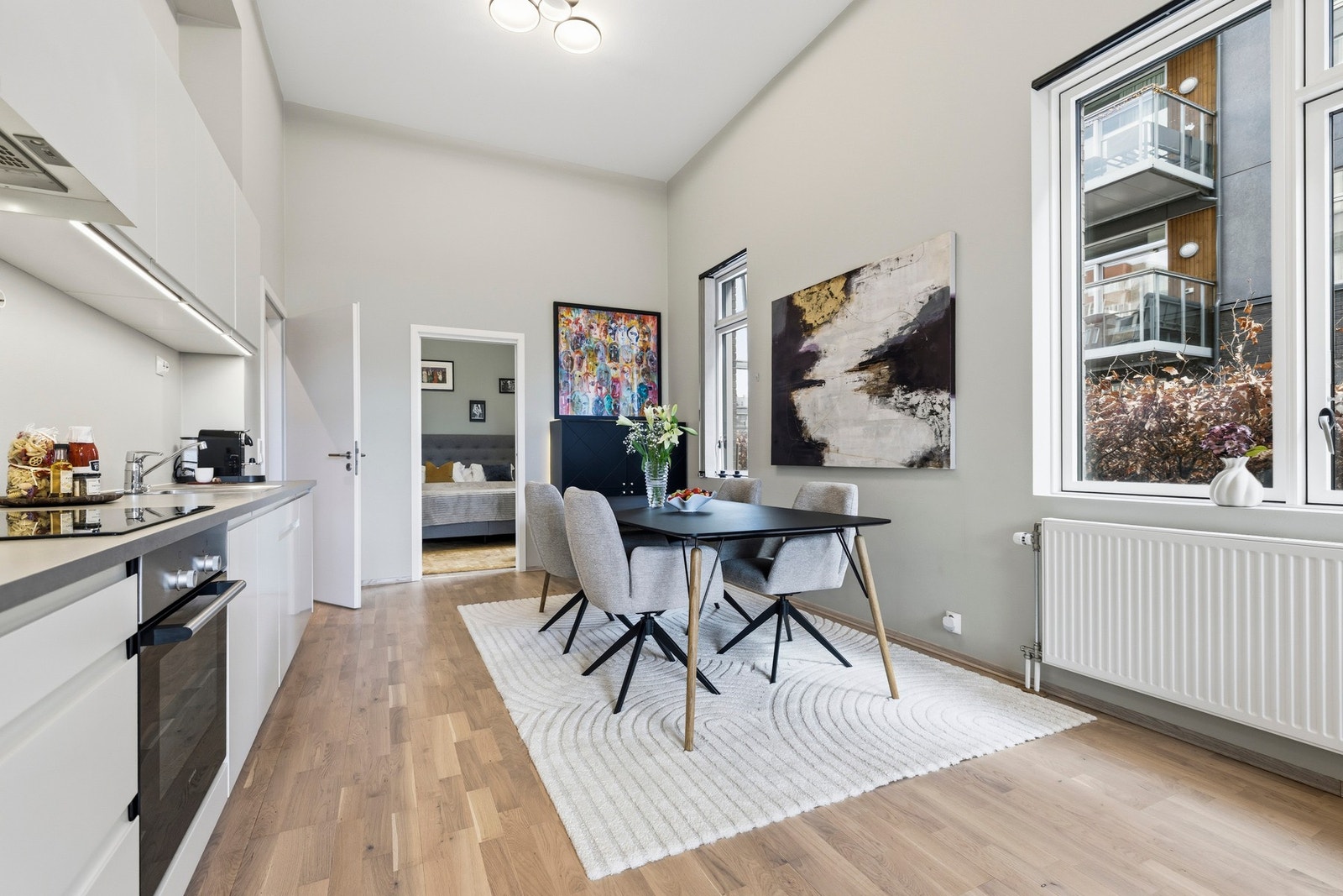 - God plass til stort spisebord for sosiale middager - Galleribilde