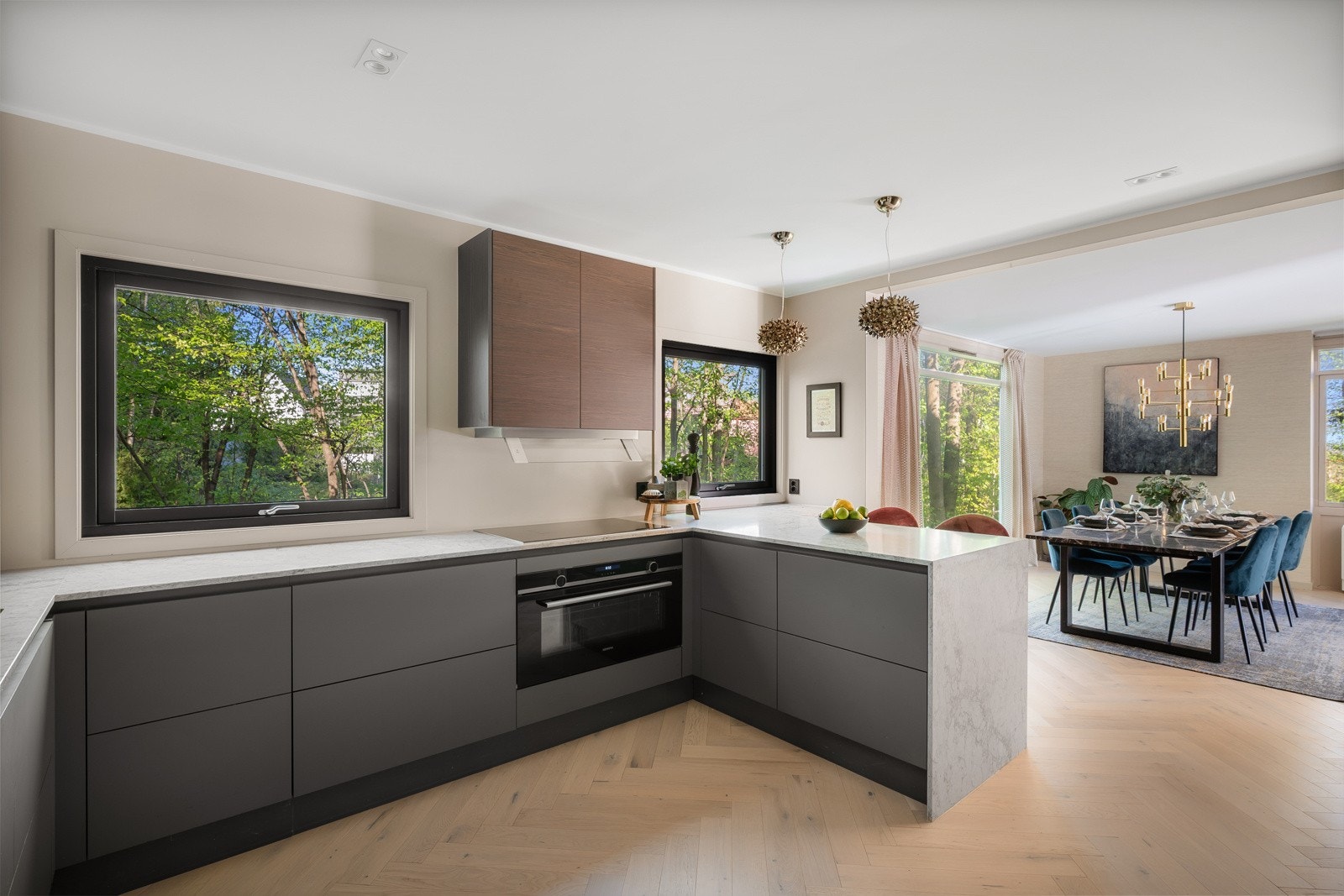 Det er god benkeplass med kompositt benkeplate fra Caesarstone, underlimt vask og rør-i-rør system Galleribilde