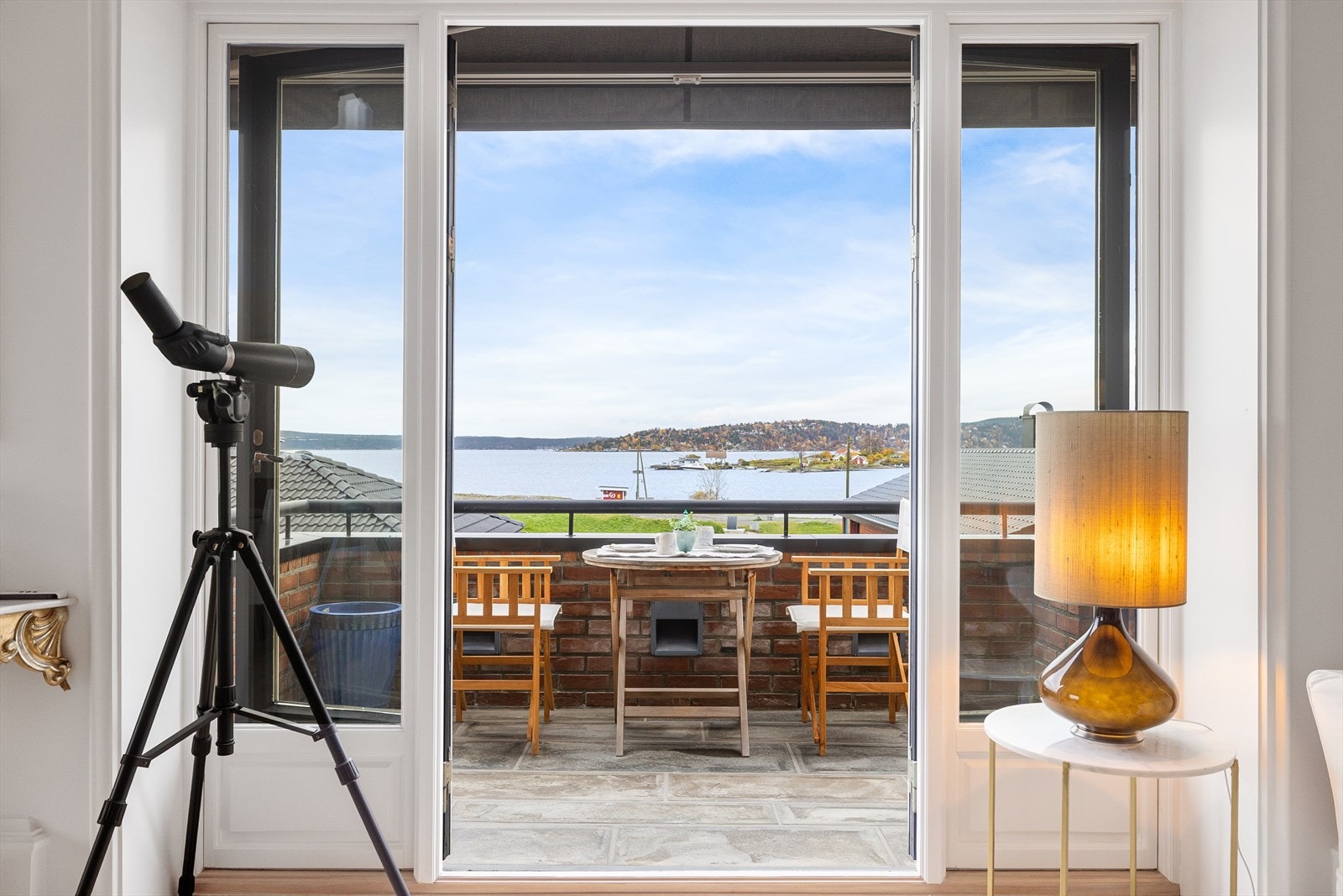 Uteplassen er som skapt for å nyte - enten du vil starte dagen med soloppgangen eller avslutte den med rolig sjøbris. Galleribilde