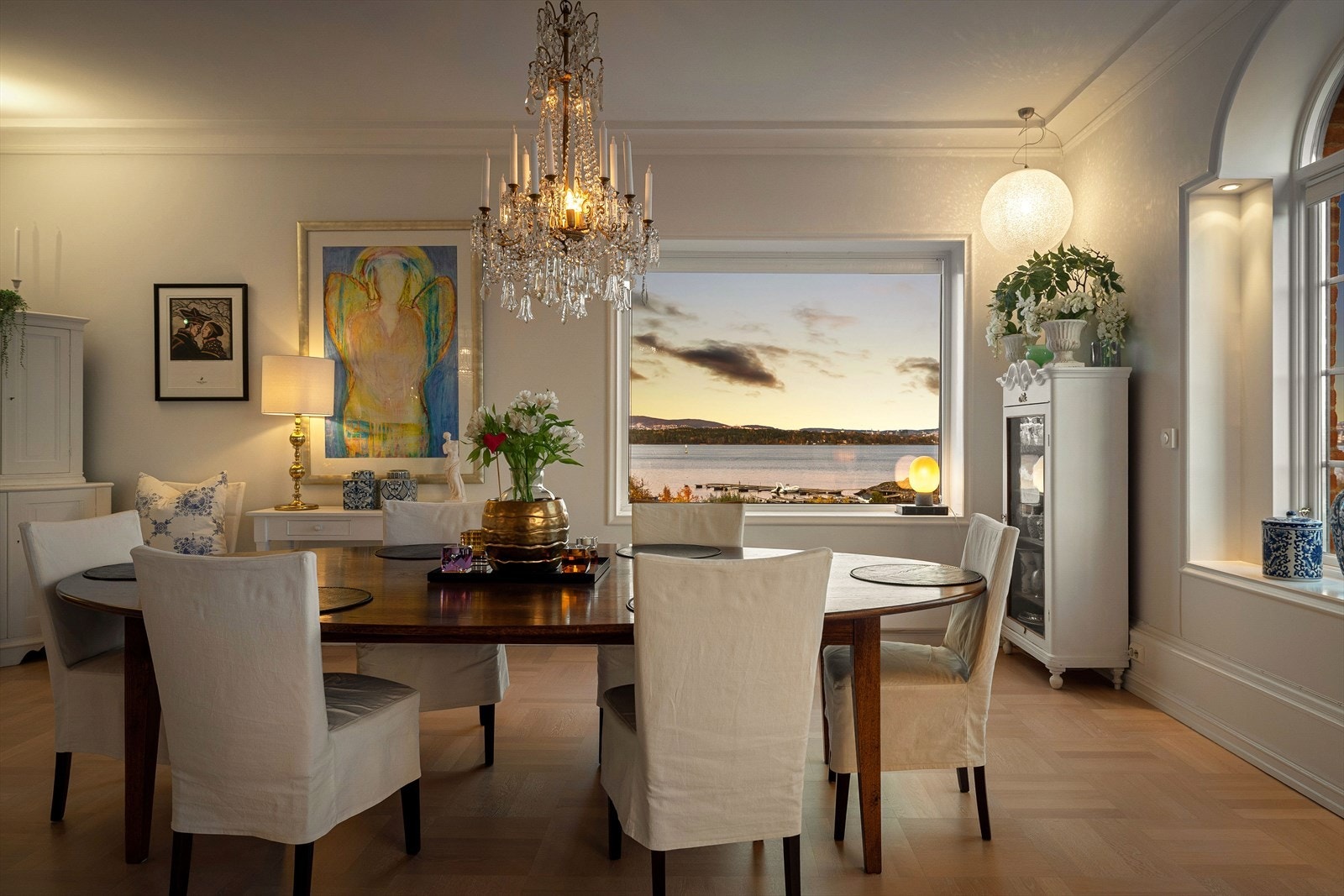 Her er det også plass til et stort spisebord - ideelt for både hverdagsmåltider og selskaper. Galleribilde