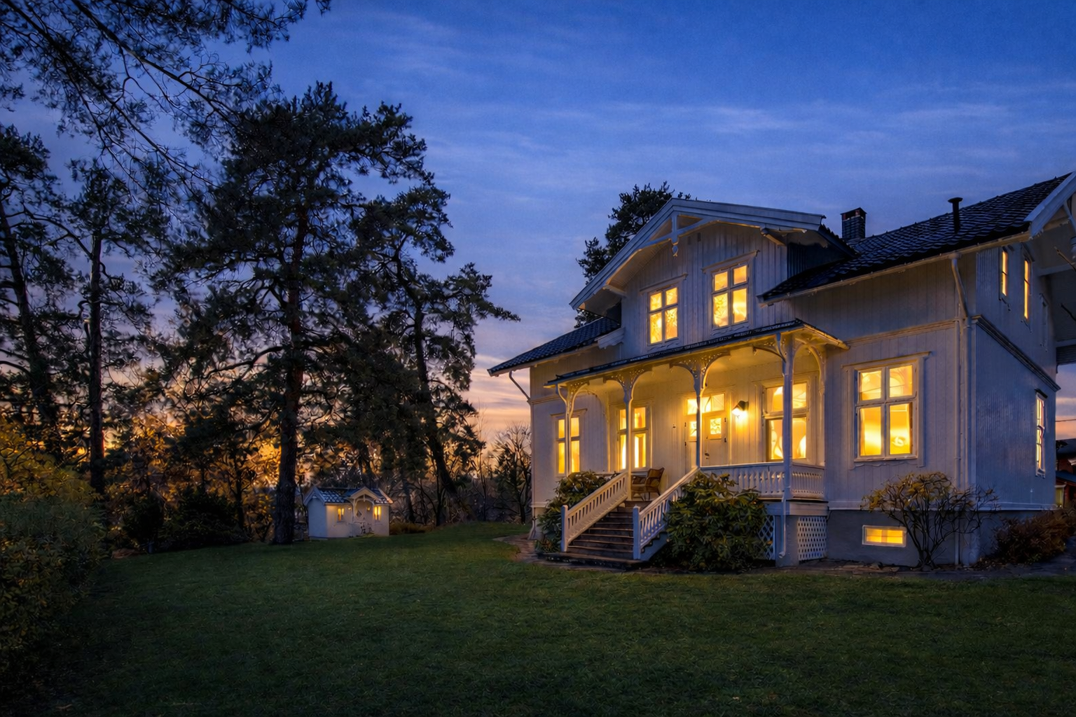 Eiendommen er omkranset av hage og naturskjønne omgivelser, med egen tursti på tomten. Galleribilde