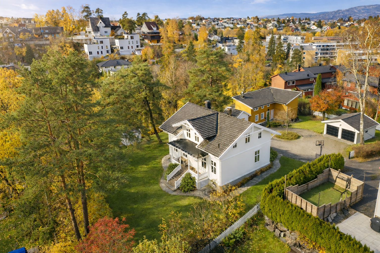 Huset ligger innerst i en blindvei, svært skjermet for innsyn - og med flott utsikt. Galleribilde