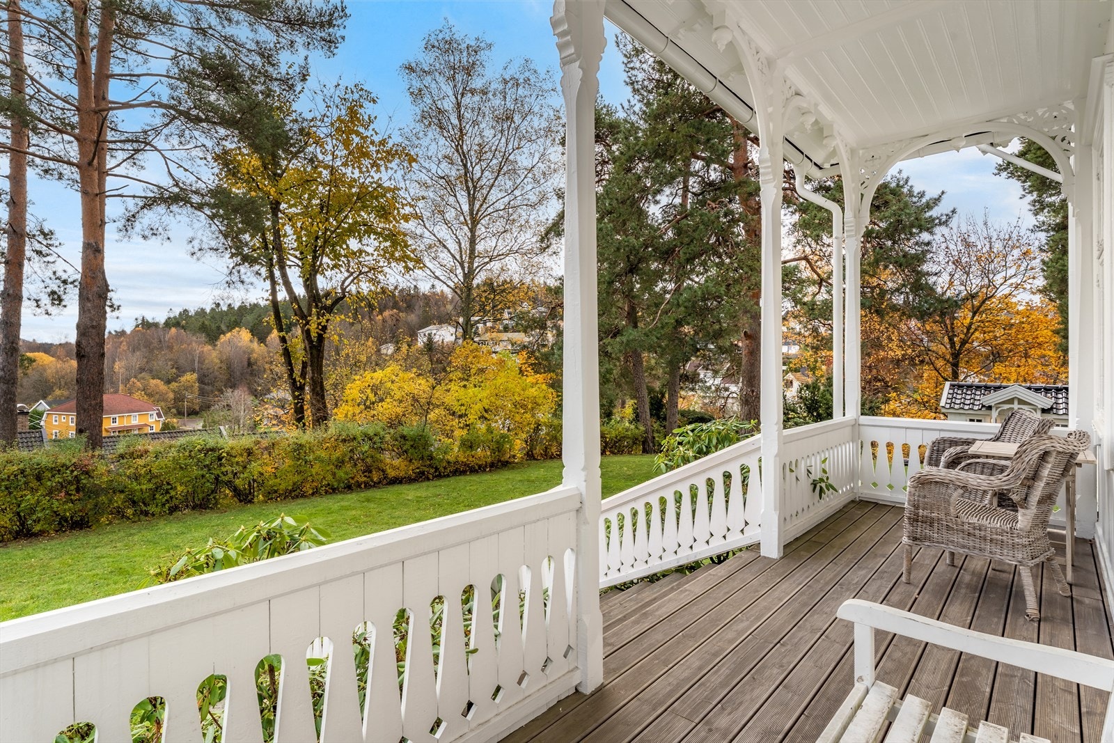 Romslig terrasse med lite innsyn og god plass til diverse møblement. Galleribilde