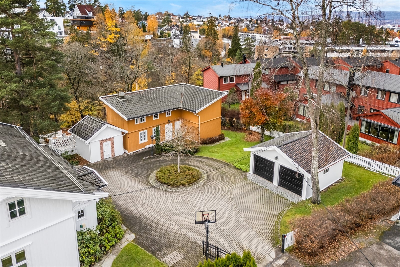Velholdt gårdsplass med låve, hage, samt garasje med plass til to biler. Port inn til gårdsplassen. Galleribilde