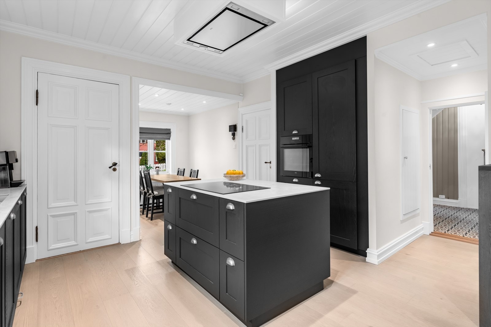 Svært godt med både skap- og benkeplass. Galleribilde