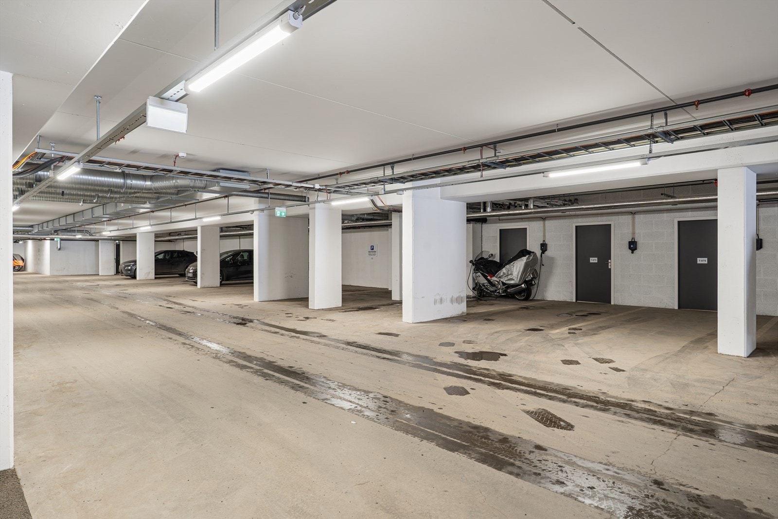 Det medfølger 2 garasjeplasser med elbillader og 2 boder. Galleribilde