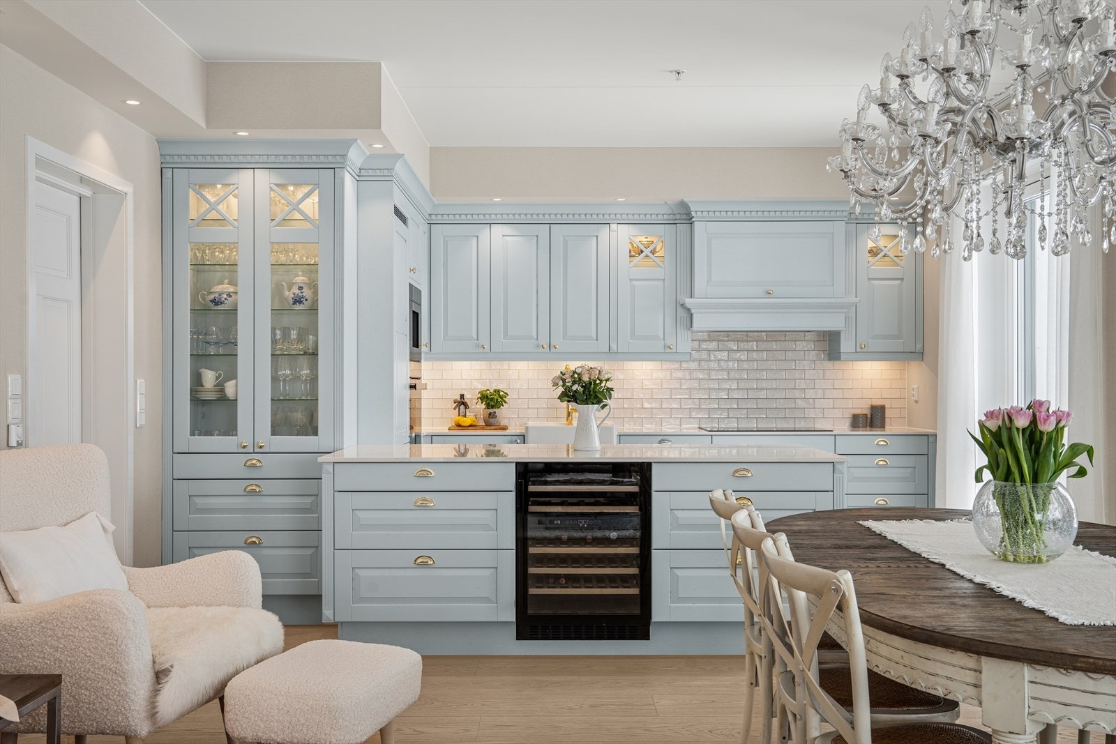 Eksklusivt Sigdal herregårdskjøkken i malt eik. Galleribilde