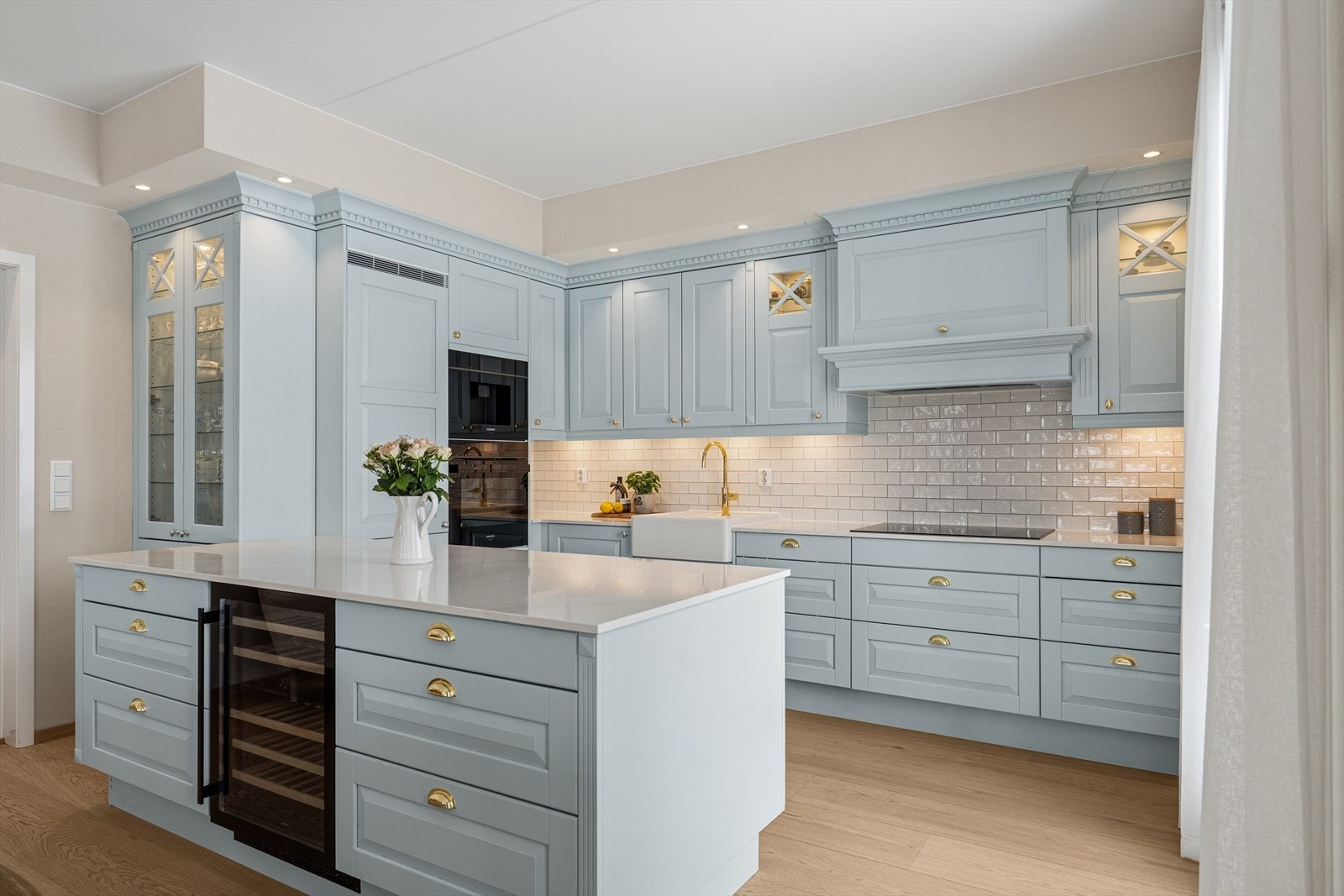 Integrerte hvitevarer på kjøkken er platetopp, stekeovn, kaffemaskin, vinskap, kjøleskap og oppvaskmaskin. Galleribilde