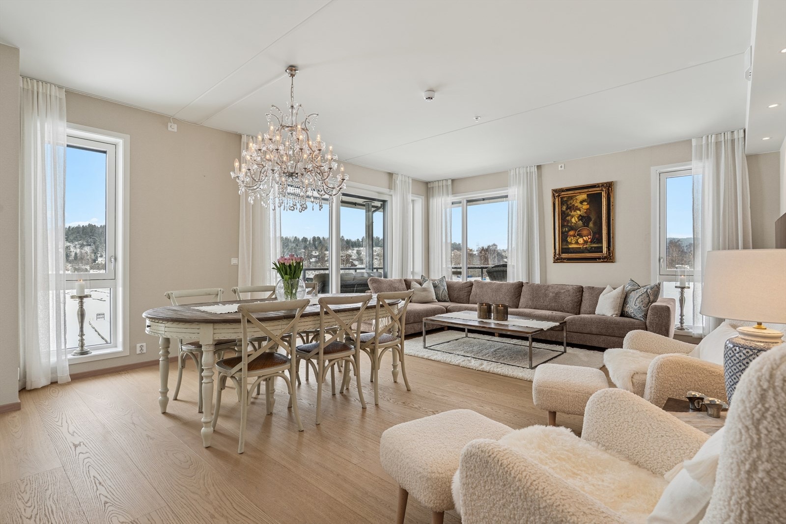 Det er elektriske screens på forsiden av leiligheten Galleribilde