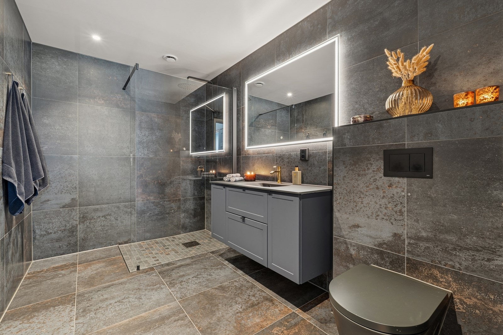 Badet til hovedsoverommet Galleribilde