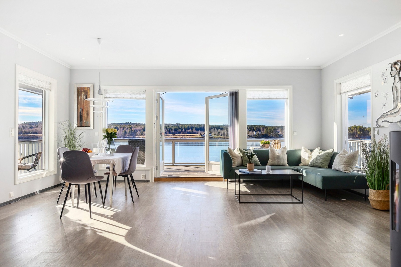 Stue i 1. etasje med nydelig utsikt mot Tyrifjorden. Utgang til sydvestvendt og delvis overbygget terrasse. Galleribilde