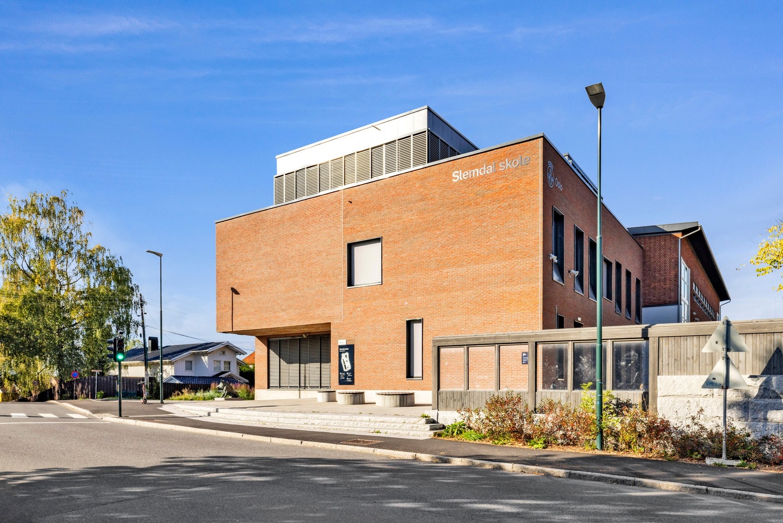 Huset sokner til Slemdal barneskole, som ligger bare fem minutter unna. Svært praktisk i hverdagen for barnefamilier. Galleribilde