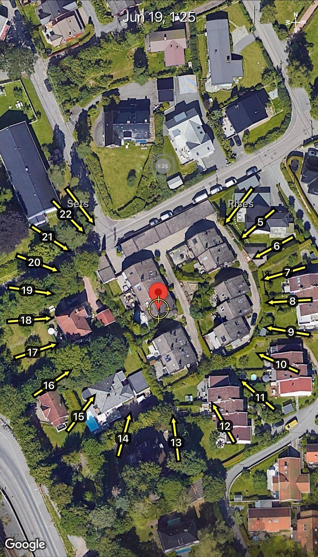 Soldiagram - Med plassering på enden av rekken har huset solen praktisk talt hele dagen, gjennom vinduer og på terrassen. Se selv på visning! Legg også merke til den grønne oasen foran huset. Galleribilde