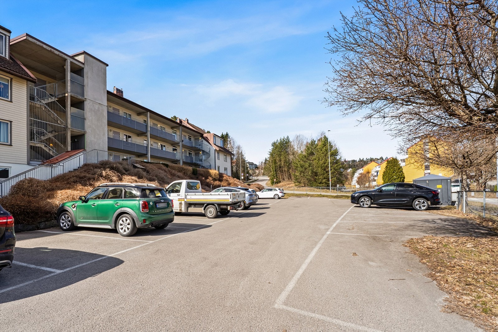 Sameiet Flåtestadveien 7-9 har godt med gjesteparkeringsplasser på egen tomt Galleribilde