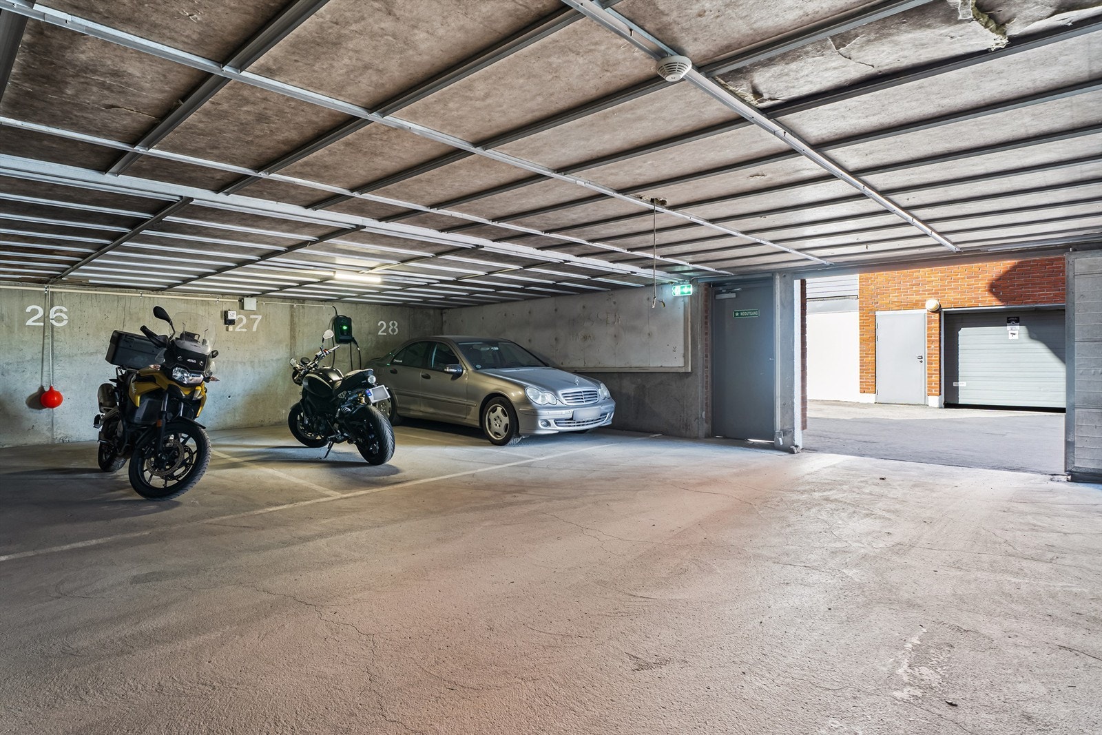 Leiligheten disponerer en garasjeplass (nr.27) i felles garasjekjeller med heisadkomst. Mulighet for å montere elbil-lader. Galleribilde