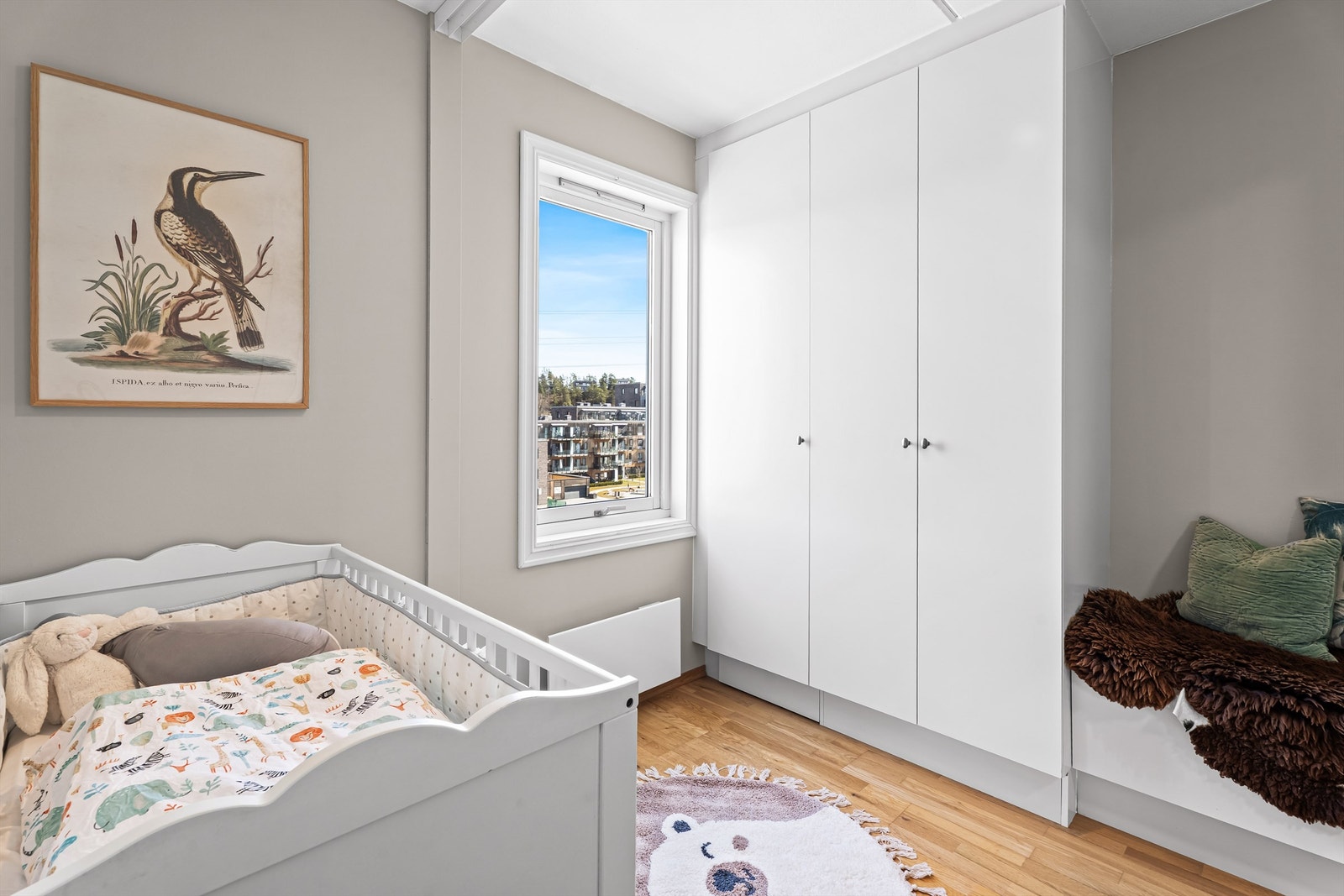 Rom med vindu som er innredet som barnerom med garderobeskap, dette rommet er ca 6 kvm og opprinnelig godkjent som bod. Ikke omsøkt og godkjent som varig opphold/soverom. Galleribilde