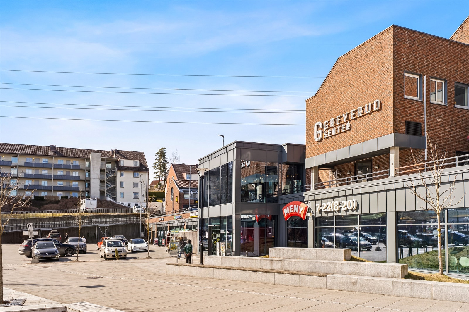 Flåtestadveien 9 ligger rett på oversiden av Greverud Torg med enkel adkomst for daglig handel, apotek og blomsterbutikk Galleribilde