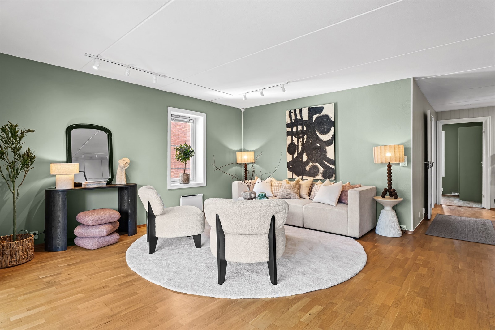 Stue med god plass for innredning - leiligheten er nymalt med delikate farger tilpasset moderne møbler Galleribilde