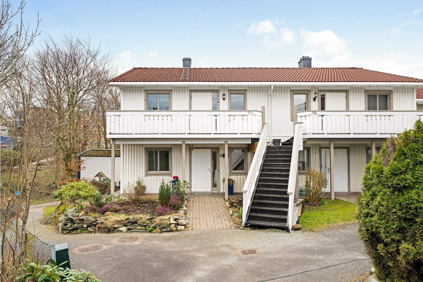 Fantastisk plassering på enden, med blomsterbed som blir nydelig sommerstid. Galleribilde