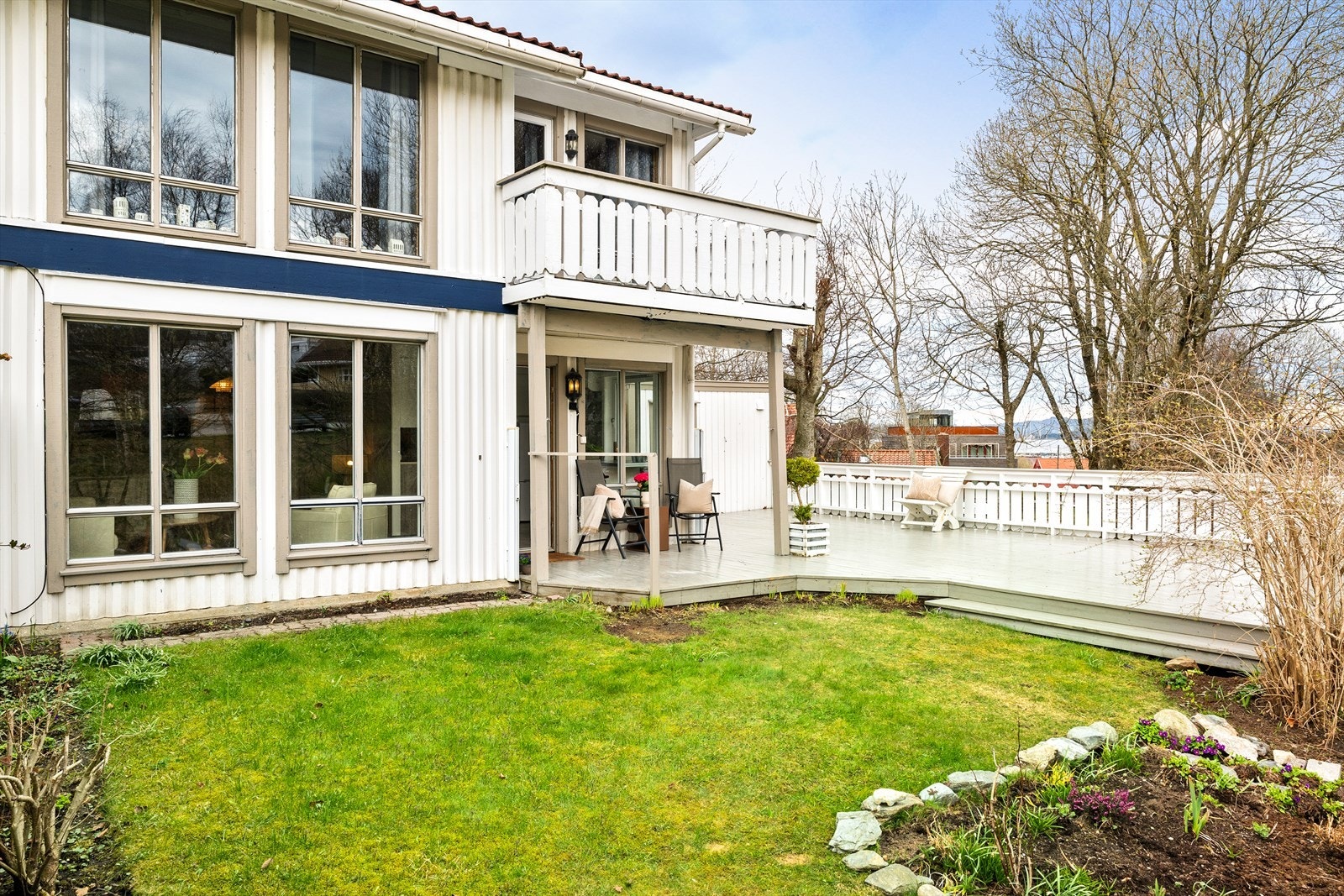 Leiligheten har en meget fin plassering på enden i 1. etasje. Her har man stor terrasse og gressplen. Galleribilde